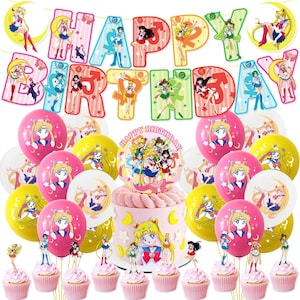 Może przedstawiać: Zestaw urodzinowy z motywem Sailor Moon, zawierający ciasto, babeczki, balony i baner. Ciasto jest ozdobione figurkami i topperem "Happy Birthday". W zestawie znajdują się również różowe i żółte balony.