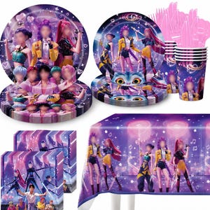 Può includere: Un set di articoli per feste con un design spaziale viola e blu e personaggi in stile anime. La collezione include piatti di carta rotondi, bicchieri, posate in plastica rosa, tovaglioli quadrati e una tovaglia rettangolare con grafiche coordinate.