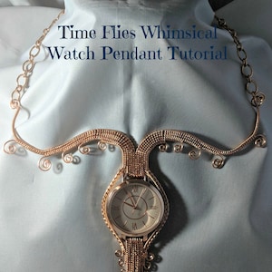 Peut inclure: Un collier en fil d'or avec un pendentif de montre. Le collier a un design fantaisiste avec des boucles et des volutes. Le cadran de la montre est blanc avec des chiffres romains noirs. Le texte "Time Flies Whimsical Watch Pendant Tutorial" et "Melinda "MeMe" McGuffey" est visible sur l'image.