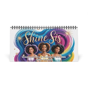 Può includere: Un calendario da scrivania a spirale con la scritta dorata "Shine Sis". Il calendario presenta tre illustrazioni di donne con capelli ricci scuri su uno sfondo colorato. Il testo in basso recita "12 Months of Power & Positivity for Black Girls 2026 Calendar."