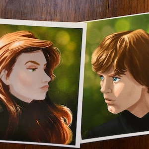 Puede incluir: Una pintura digital de una mujer con cabello largo rojo y un hombre con cabello corto marrón. La mujer mira hacia la derecha y el hombre mira hacia la izquierda. Ambos están representados en un fondo verde.
