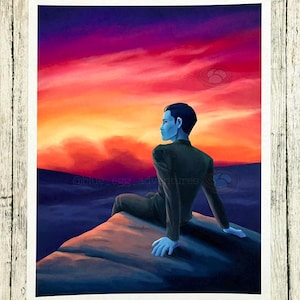 Puede incluir: Una pintura de una persona sentada en un acantilado con vistas a una puesta de sol colorida. La persona está de espaldas al espectador y tiene la piel azul. El cielo es una mezcla de rosa, naranja y morado.