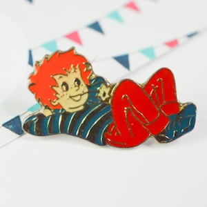 Garotinho de Pin, personagem de desenho animado de romance, cabelo de cenoura, humano, broche de colarinho vintage dos anos 80/90, joia de esmalte grunge