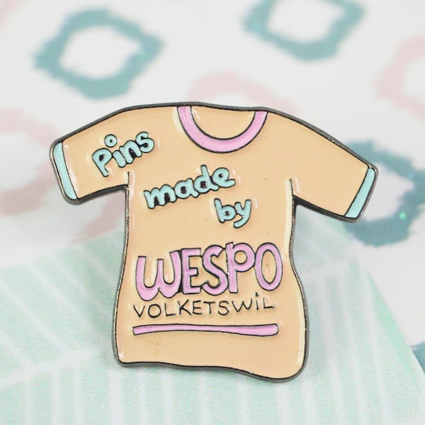 Pin's Vintage tshirt wespo volketswil vintage belle qualité en email, métal doré, pin's amusant, broche, épinglette