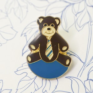 Uitstekende beerpijnbomen, teddybeer, beeldverhalen, reclamespeld, grappige en leuke kleine pijnbomen, jaren '80/'90 pijnboom