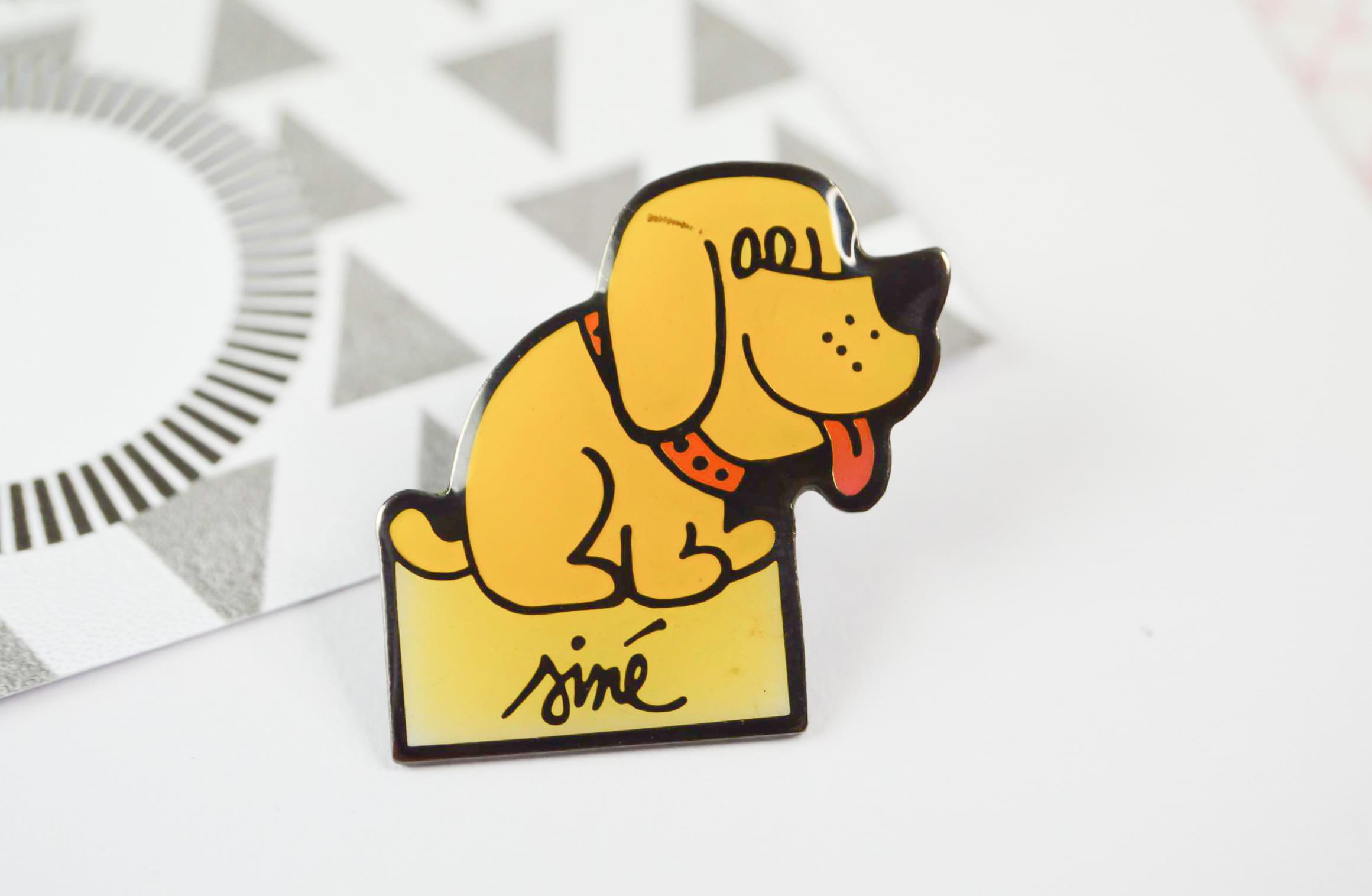 Comic book player dog pins dog puppy Siné Designer Maurice