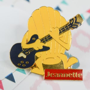 Pinnen vintage madeleine gebak gitaar spelen "Jeannette" cartoon, pin badge, animatiefilm, 80s/90s pin