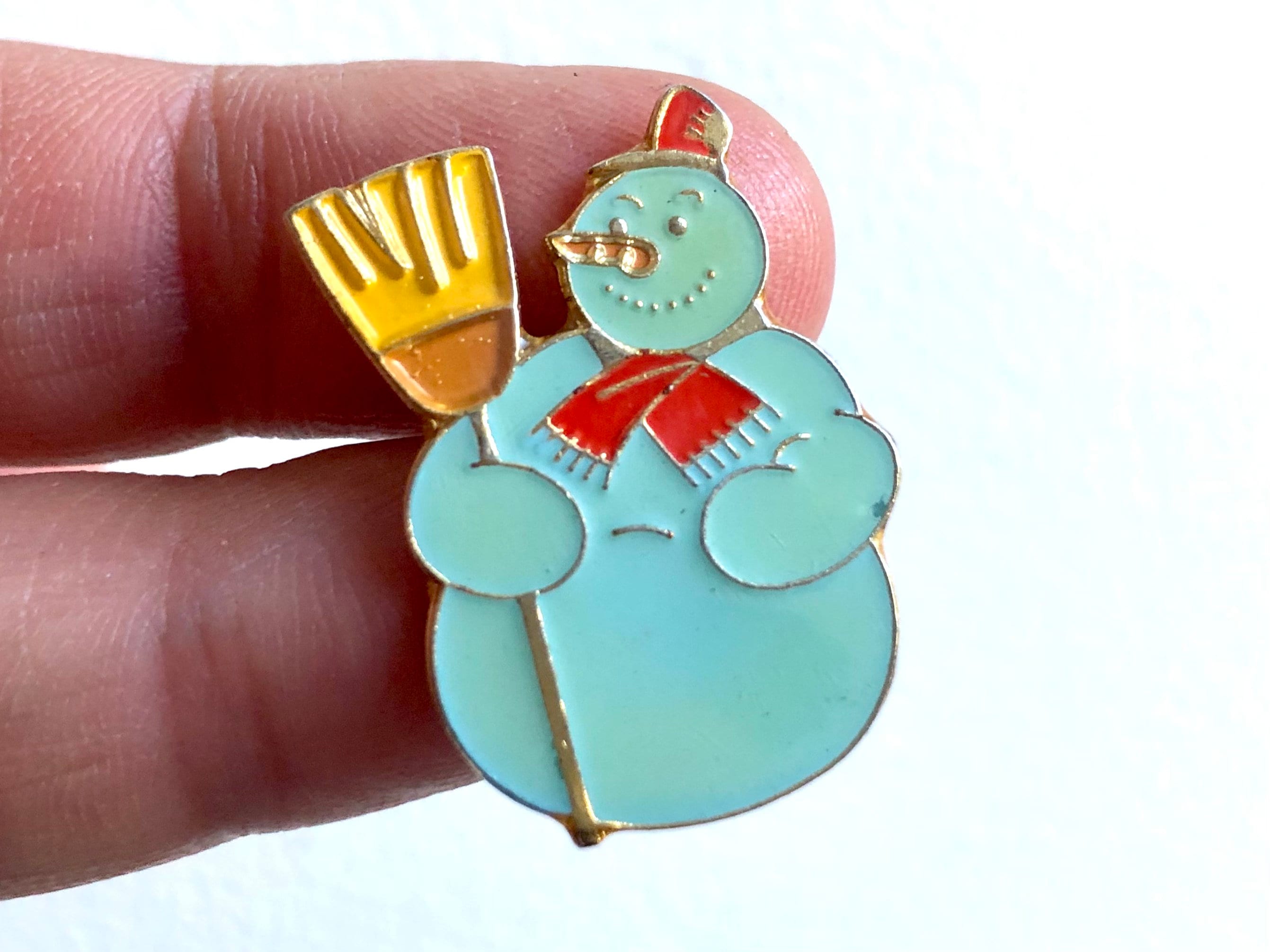 Vintage pin's, snowman, character, Christmas tree gift, end of year celebrations, new year, sledge, merry christmas, 80s / 90s pin's