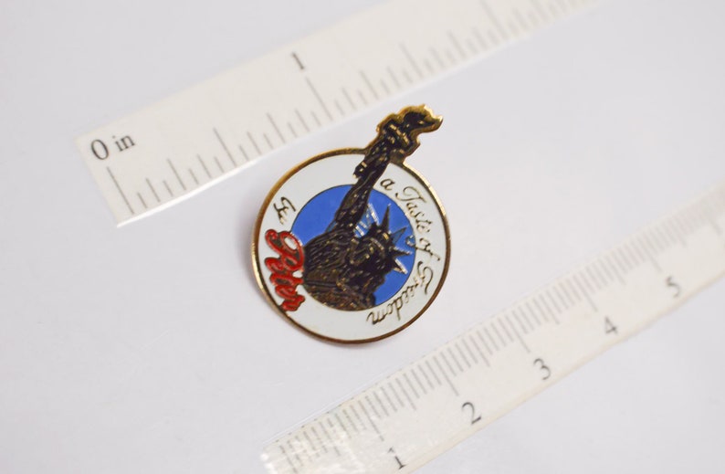 slogan a Taste of Freedom by Peter american badge United States metal funky rock /& roll Vintage statue of liberty pin badge pin