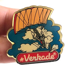 Pins Bugs Bunny Looney Tunes in parachute, Konijn striptekenfilm "Verkade", pin teken animatiefilm strips pins 80/90