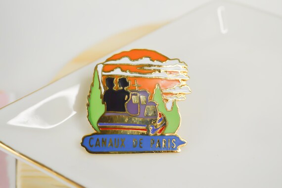 Pins Couple of lovers on a Bateau Mouche, Paris ca