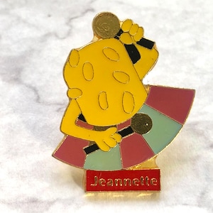 Pinnen vintage madeleine gebak spelen trommel "Jeannette" tekenfilm, pin badge, animatiefilm, 80s/90s pin
