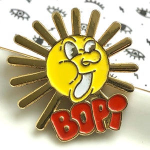 Lachende zon karakter pin "Bopi" Grappige cartoon reclame strips pin, vintage pin uit de jaren 80/90