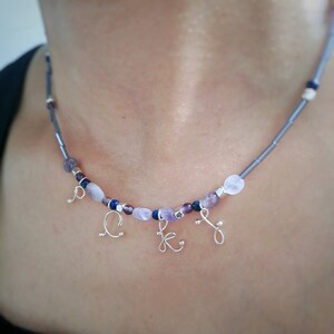 Collar con nombre personalizado, collar con inicial de alambre de plata, collares familiares, collar con inicial, joyería con nombre personalizada, collar con cuentas con letras