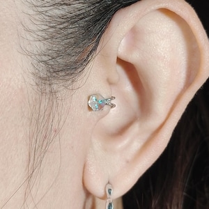 Pendiente para tragus, cristal iridiscente de Swarovski, chapado en oro blanco, pendientes para cartílago, ear cuffs sin piercing, ear cuffs falsos, joyas para tragus