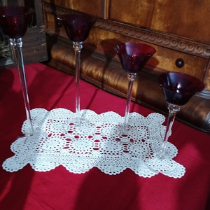 Zestaw świeczników ze szkła rubinowo-czerwonego: dekoracja stołu na Boże Narodzenie