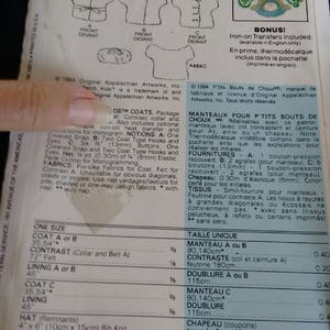 Pu&ograve; includere: Un cartamodello per cucire abiti per bambole Cabbage Patch Kids. Il cartamodello include istruzioni per realizzare un cappotto, un cappello e un colletto e una cintura a contrasto. Il cartamodello &egrave; stampato su uno sfondo bianco con testo nero e illustrazioni. Il cartamodello &egrave; per una sola taglia.