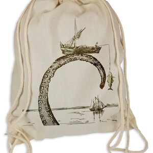 Könnte beinhalten: Eine weiße Canvas-Kordeltasche mit einer Grafik eines Schiffes, das von einem riesigen Kraken gezogen wird. Der Kraken hat einen Fisch an seinem Haken.