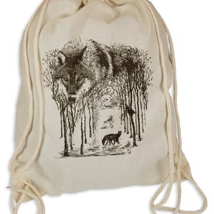 Könnte beinhalten: Eine weiße Kordeltasche mit einer Schwarzweißillustration eines Wolfes in einem Wald. Der Wolf schaut direkt auf den Betrachter.