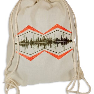 Könnte beinhalten: Eine weiße Kordeltasche mit einem Wald- und Bergdesign in Orange, Grün und Schwarz. Die Tasche hat eine weiße Kordel.