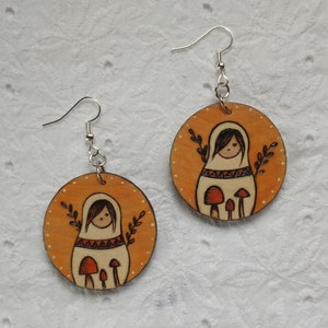 Pendientes minimalistas de madera de arte popular hechos a mano Pendientes colgantes lindos/simples Regalo de mamá pintado a mano inspirado en la naturaleza única para ella
