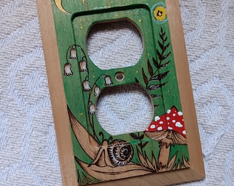Tapa de enchufe doble de madera botánica: decoración de caracoles y setas. Grabado en madera y pintado a mano.