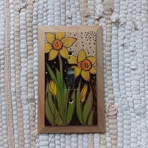 Tapa de interruptor de luz floral. Madera quemada y pintada a mano. Flores de narciso. Arte funcional.