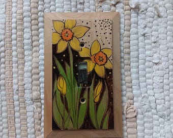 Osłona na włącznik światła w kształcie kwiatów Drewno wypalane i malowane ręcznie Kwiaty żonkila, dzieło sztuki użytkowej