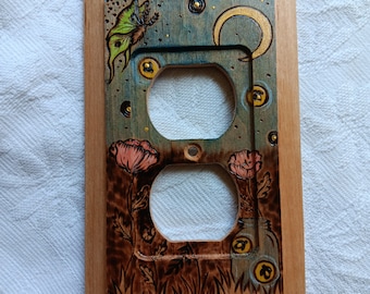 Tapa de enchufe de madera con diseño botánico, polilla luna y luciérnagas.