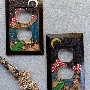 Handgjort vedeldat duplexuttagsskydd: Groda & Svamp Cottagecore Decor