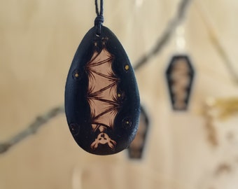 Collana in legno di pipistrello pendente a forma di goccia fatta a mano, gioielli gotici per donne, collana con pipistrello di Halloween, ciondolo a forma di bara di pipistrello, spettrale pipistrello addormentato
