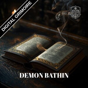 Op de afbeelding: Een open boek met goudgerande pagina's en sierlijke gouden details. De tekst "DEMON BATHIN" staat onderaan. De woorden "DIGITAL GRIMOIRE" staan in een diagonale banner linksboven. Er stijgt rook op uit het boek en op de achtergrond brandt een kaars.