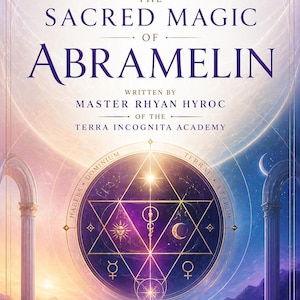 Op de afbeelding: Een boekomslag getiteld Mastering the Sacred Magic of Abramelin geschreven door Master Rhyan Hyroc van de Terra Incognita Academy. Het ontwerp toont een centraal oplichtend geometrisch embleem met hemelse symbolen boven een kalme zee en zuilen.