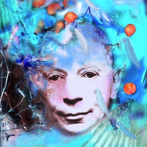 Könnte beinhalten: Abstrakte Malerei eines Gesichts vor einem blauen und weißen Hintergrund. Das Gesicht ist von Federn und Blumen umgeben. Die Farben sind leuchtend und das Gemälde hat eine traumhafte Qualität.
