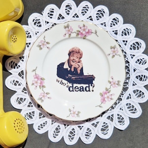 Plato de postre vintage de Jessica Fletcher "La dama en amarillo"