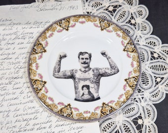 Vintage Dessert-Untertasse Strongman Freak Show