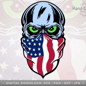 Könnte beinhalten: Ein blauer Schädel mit grünen Augen, der ein Bandana mit dem Design der amerikanischen Flagge trägt. Der Schädel blickt nach vorne mit einem bedrohlichen Ausdruck. Der Hintergrund ist ein weiß-rotes Muster aus Sternen.