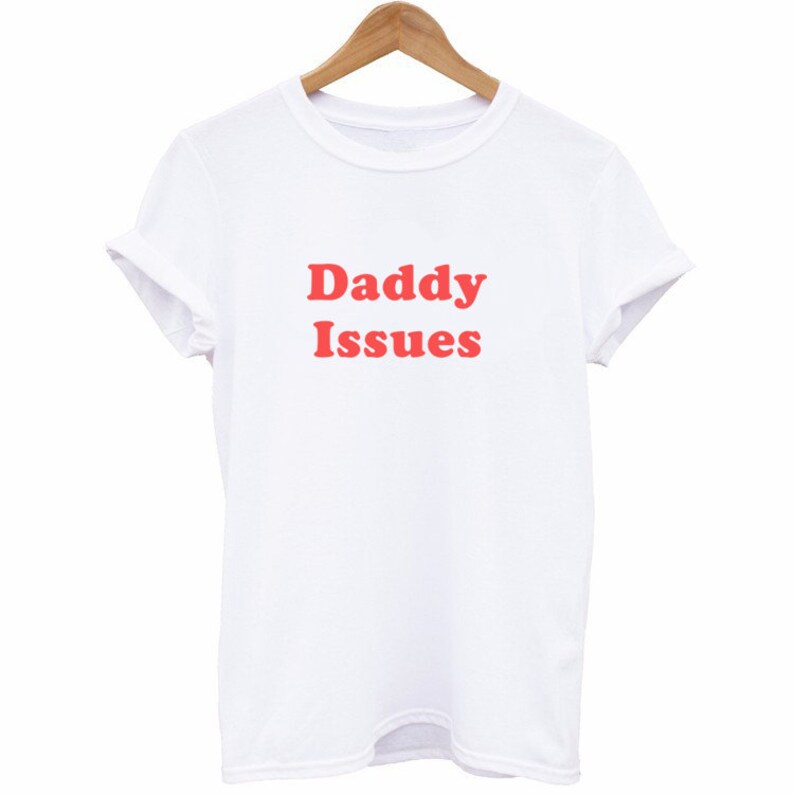 Песня daddy issues. Daddy issues девушка. Daddy issues девушка. Daddy issues текст. Daddy issues на русском.