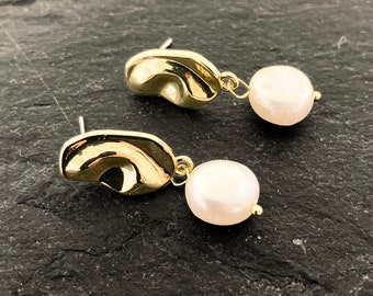 18ct gold hammered Baroque pearl earrings,