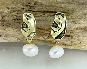 18ct gold hammered Baroque pearl earrings,