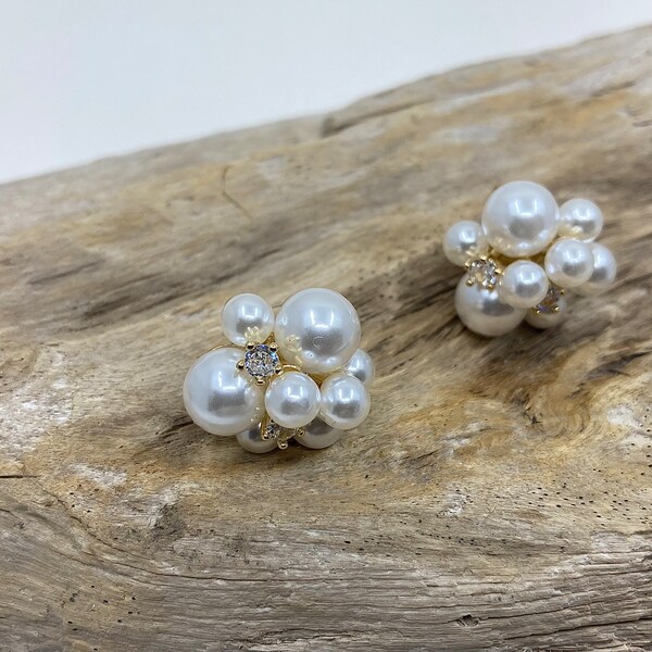 Cluster Perlen Ohrringe, Braut Perle Ohrringe, Hochzeit Perle Ohrringe, Brautjungfer Geschenk, Cluster Perle Bolzen, natürliche Perle, Geschenk zum Abschluss