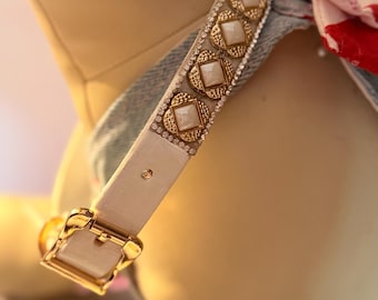 Luxe designhalsband van goud, kristal en ivoorsteen | Handgemaakte glinsterende hondenhalsband