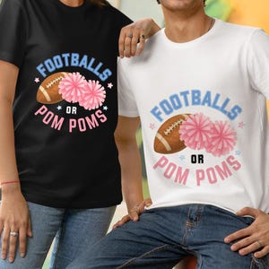 Peut inclure: T-shirts noirs et blancs avec le texte "FOOTBALLS OR POM POMS" en bleu et rose. Le motif comprend un ballon de football américain et des pompons roses. Les chemises sont portées par deux personnes.