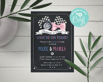 Könnte beinhalten: Eine schwarz-weiße Einladung zu einer Gender-Reveal-Party mit einer karierten Flagge, einem Reifen und einer rosafarbenen Schleife. Der Text lautet "Burnouts or Bows? What do you think? Please join us for a gender reveal party in honor of Mike & Maria." Datum, Uhrzeit und Ort sind ebenfalls enthalten.