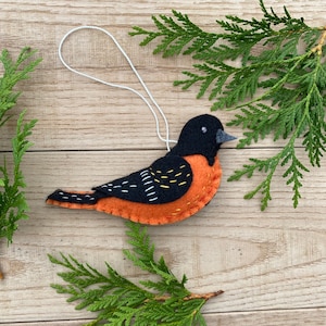 Adorno de oropéndola hecho a mano en fieltro: naranja, negro - 5 pulgadas