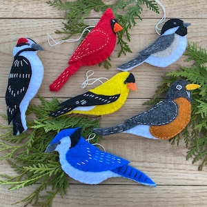 Conjunto de 6 adornos de pájaros de fieltro hechos a mano: cardenal macho, carbonero, pájaro carpintero, jilguero, petirrojo americano, arrendajo azul - 5 pulgadas