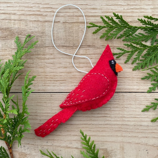 Adorno de fieltro hecho a mano de cardenal macho rojo de 5 pulgadas