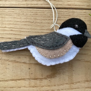 Adorno de fieltro hecho a mano de carbonero de cabeza negra: blanco, gris, negro - 5 pulgadas