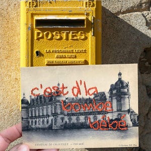 Carte postale Chantilly - c’est de la bombe bébé