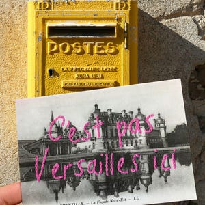 Carte postale Chantilly - C’est pas Versailles ici (rose)